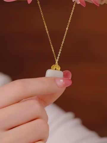 18k金小方糖平安无事牌吊坠女镶和田玉项链情人
