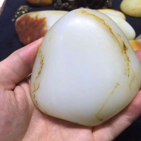 新疆和田玉原石籽料,雪绒花矿区2017年6月