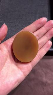和田玉且末糖玉椭圆无事牌 无伤无裂无棉 颜色浓郁 形状规整 脂粉度超