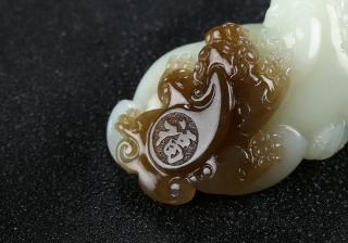 省级大师王朝安工作室出品和田玉白玉糖玉貔貅瑞兽挂件