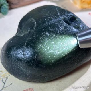和田玉籽料里的初代网红料:沙枣青,凭什么让玩家"真香"十年?