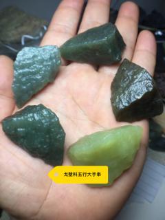 和田玉戈壁料的多宝大手串终于凑齐了,各个形状接近,都是纯天然原石