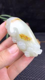 新疆和田玉籽料精品洒金皮独籽苏工精雕貔貅招财