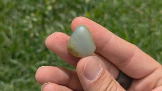 秋梨皮还挂点黄皮的青花籽料.籽型完整一口气无伤无裂的和田玉籽料小