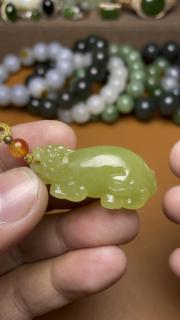 和田玉黄口山料貔貅吊坠